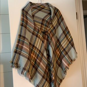 NWOT Three birds nest toggle closure fringe cape